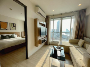 Luxurious River View With Train Access